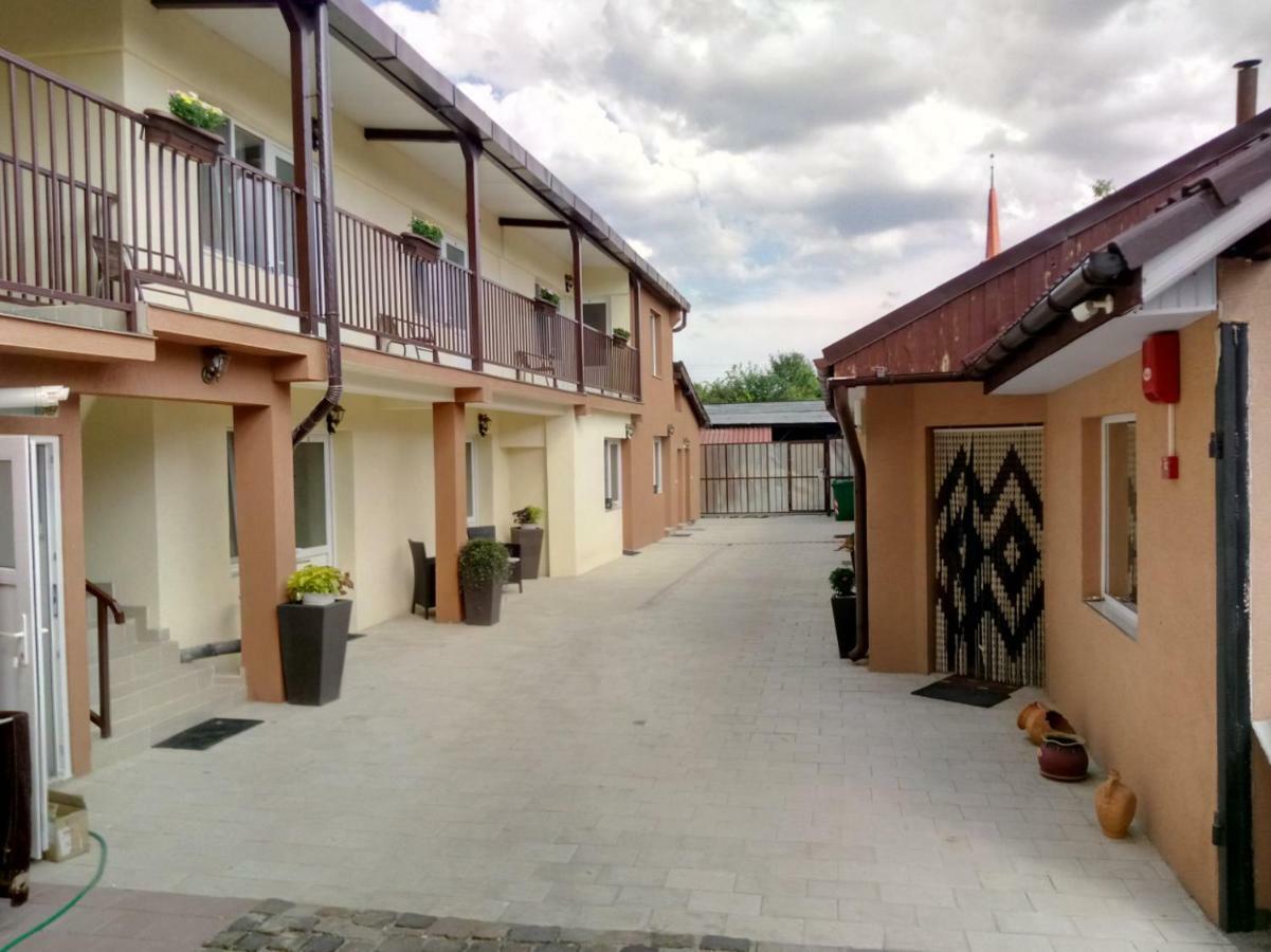 Camere De Inchiriat Carpati Hunedoara Luaran gambar